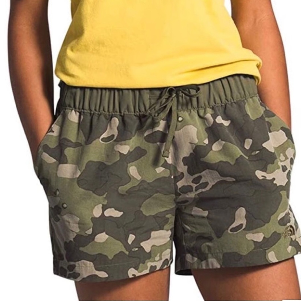 Women’s North Face Size Large Camo Nylon Shorts in Green and Brown Pull on.